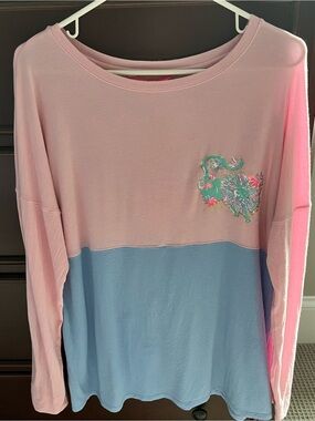 Lilly Pulitzer Finn with lion icon